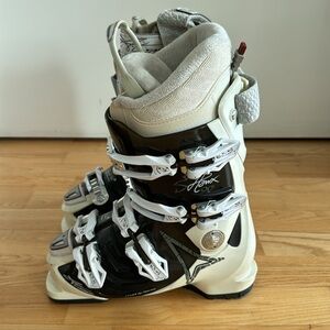 Atomic ski boots  36 6  womens 23-23.5